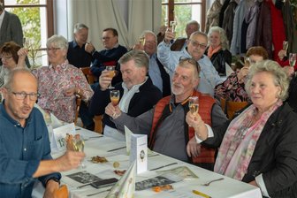 Treffen nach 50 Jahren: Was aus Auerbacher Abiturienten geworden ist - Die Jubilare erhoben ihr Glas auf das Abitur vor 50 Jahren und teilten viele Erinnerungen.