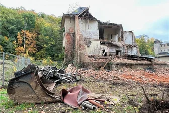 Treffen von Angehörigen der KZ-Opfer bei Sachsenburger Dialog - Im Oktober 2022 wurde die baufällige und vom Schwamm befallende Villa abgerissen. Sie war für einige Jahre Sitz des Kommandanten des KZ Sachsenburg.