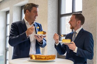 Übergabe der Oppacher Eierschecke durch Ministerpräsident Kretschmer an den bayrischen Ministerpräsidenten Markus Söder.