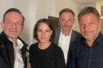 Treffen zwischen Grünen und FDP: Grüngelbe Abendrunde mit Selfie - Das Selfie vom Treffen: FDP-Generalsekretär Volker Wissing (von links), Grünen-Chefin Annalena Baerbock, FDP-Vorsitzender Christian Lindner und Grünen-Co-Vorsitzender Robert Habeck.