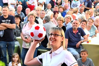 Treffsicher beim Stadtfest Penig: Katrin ist beim Riesendarts nicht zu schlagen - Sieht wie Handball aus, ist aber Riesendarts: Katrin Langenhan gewann beim Stadtfest Penig den Pokal des Bürgermeisters.