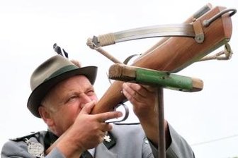Treffsicher und engagiert - Große Ziele anvisiert: Helmut Loose steht an der Spitze der Schönerstädter Schützen.
