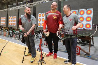 Treffsicher und gastfreundlich: Chembows holen Medaillen bei Deutscher Meisterschaft im Bogenschießen in Chemnitz - Danny Rotter, Peter Haberkorn und Veikko Klemm (v.l.) vom Gastgeberverein Chembows gewannen bei der Deutschen Meisterschaft Bronze in der Teamwertung in der Disziplin Compound.