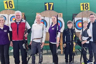 Treffsichere Athleten treffen sich bei Traditionsturnier - Bogenschützen aus ganz Deutschland kommen an diesem Wochenende in Schneeberg zusammen - zum 28. Weihnachtsturnier in der Turnhalle des Herder-Gymnasiums der Bergstadt.