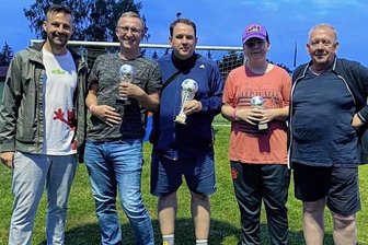 Treffsicherheit zahlt sich am Ende aus - Tommy Haeder konnte nur gratulieren. Steffen Rochsburg, Robin Seidler und Maximilian Gabriel (v.l.) belegten die Preisgeldränge beim ersten Torwandschießen.