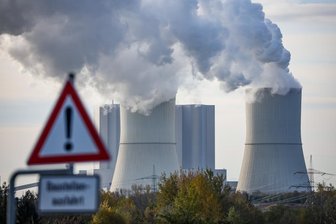 Dampf strömt aus den Kühltürmen des Kraftwerks Lippendorf.