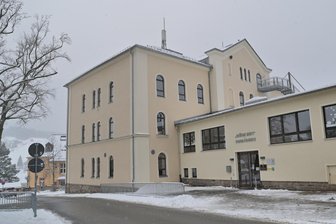 Treibhausgasneutrale Stadt im Erzgebirge: Bei Klimathema klaffen Meinungen auseinander - Für kommunale Gebäude will Eibenstock Treibhausgasneutralität erreichen.