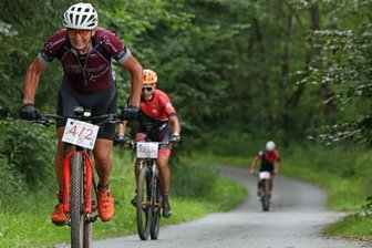 "Treibjagd" nimmt wieder Fahrt auf - Das ging bei Norbert Hock (vorn) an die Substanz: Mehrere Rennen umfasst die "Treibjagd im Dunkelwald". Dazu gehört auch das Erzgebirgsradrennen, das diesmal einen neuen Start-Ziel-Bereich hat. 