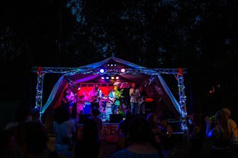 „Treibsand-Freiland“-Open-Air: Festivalflair in der Sandgrube Hartha trotz tropischer Temperaturen - Die Bühne wurde bis in die Nacht bespielt.