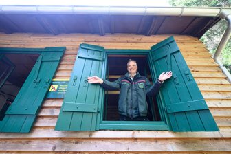 Trekking-Saison in der Sächsischen Schweiz gestartet: Das sollten Wanderer jetzt wissen - Einmal gut durchlüften: Uwe Borrmeister, Leiter der Nationalparkverwaltung Sächsische Schweiz, in der Rotsteinhütte in Rosenthal-Bielatal. Sie ist eine von fünf Hütten, in der Wanderer auf der „Forststeig Elbsandstein“-Trekking-Route übernachten können.