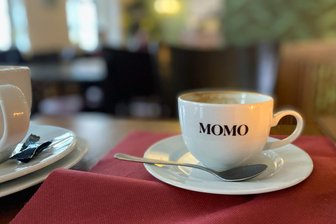 Trend in der Gastro: Ein Nachmittag am Mischtisch vom Freiberger Café Momo - Der Runde Tisch im Café Momo bietet auch allein essenden und trinkenden Gästen einen Platz.