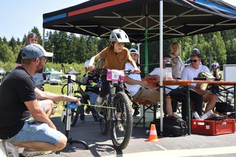 Trend Radtourismus: Warum das Vogtland hinterherstrampelt - Während des Bike-Festivals in Schöneck bewiesen auch Kinder bei Pumptrack-Rennen ihr Können auf zwei Rädern.