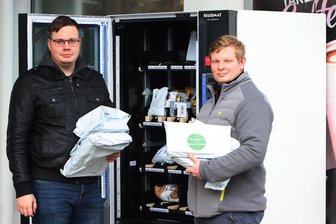 Trend Secret Packs erreicht Region Zwickau: Wo es die Überraschung aus dem Automaten gibt - Am Secret-Pack-Automaten in Wilkau-Haßlau müssen Marcel Seidel (links) und Christopher Franke täglich nachfüllen.