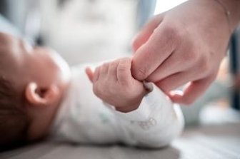 Trend verstärkt sich: Anzahl der Geburten in Chemnitz geht zurück - Ein Baby mit Mutter. Dieses Bild ist in Chemnitz zuletzt wieder seltener geworden. 