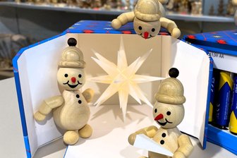 Trendbarometer Cadeaux: Mit diesen Neuheiten will die Erzgebirgische Volkskunst auf der Messe in Leipzig punkten - Das ist der Neuzugang im Schneemannland der Drechslerei Volkmar Wagner. Das Projekt geht zurück auf eine Kooperation mit der Firma Herrnhuter Sterne.