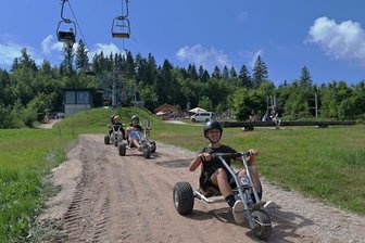 Trendsportart Mountaincart-Fahren - Jetzt geht's in Eibenstock auf drei Rädern bergab - Familie Bartz - (von vorn) Leon, Mutter Anna, Vater Daniel mit Lasse - hat beim Besuch in Eibenstock die Mountaincarts ausprobiert.