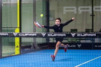 Trendsportart Padel-Tennis: Wie selbst ein Elfjähriger in wenigen Minuten zum „Profi“ werden kann - Der elfjährige Theo beim Padel-Tennis auf der Anlage im Feel Good Club. Auch ohne Vorkenntnisse klappte es schnell.