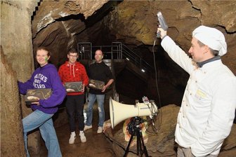 Treppauf mit dem Weihnachtsstollen: Syrauer Drachenhöhle wird zur Rennstrecke - Erik Wunderlich schickte die Teilnehmer des Stollenlaufs in der Drachenhöhle auf die Laufstrecke.