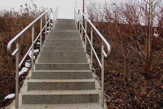 Treppe in vogtländischer Gemeinde braucht neue Stufen - Nicht nur an dieser Treppe mussten Handwerker Hand anlegen.