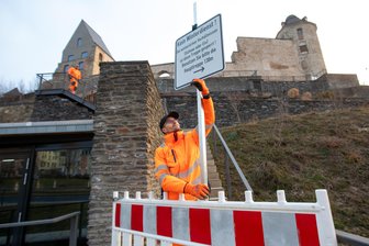 Treppen an den Plauener Schlossterrassen sollen im Winter plötzlich doch nutzbar sein – allerdings mit einer Einschränkung - Kein Winterdienst - Nutzung auf eigene Gefahr. Die Bauhof-Mitarbeiter Marko Kilisch (links) und Marco Wunderlich brachten am Dienstagmorgen Hinweisschilder am Plauener Schlosshang an.