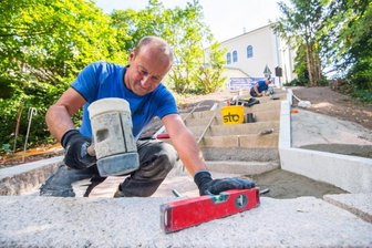 Treppenbauer arbeiten sich am Rathausberg hinauf - Tiefbauer Rocco Gläser.