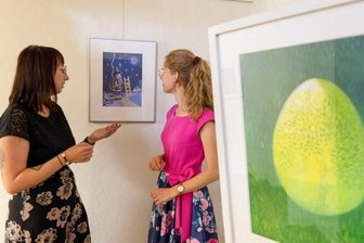 Treppenhaus dient als Galerie - Künstlerin Beata Strauss aus Bad Schlema zeigt eine Auswahl ihrer Arbeiten in der neuen Treppenhausaustellung.