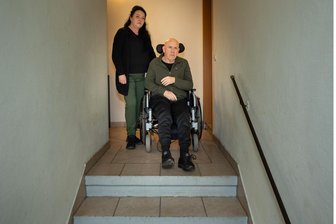 Treppenlift abgelehnt: Demenzkranker ist gefangen im eigenen Zuhause - Unüberwindbar: Die Treppenstufen im Hausflur bei Silke und Uwe Klotz in Freital.