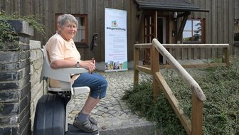 Treppenlift im Stützengrüner Bürgerhaus eingeweiht -