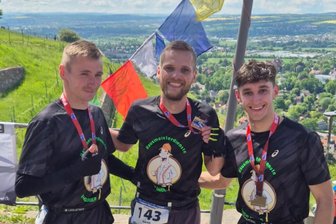 Treppenmarathon: Trio aus dem Erzgebirge erkämpft Silber am „Mt. Everest“ - Andy Rockstroh, Sören Guder und Kajo Klug (von links) erkämpften in Radebeul Platz 2.