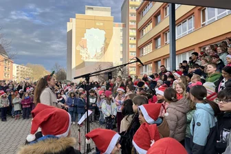 Treppensingen der Zwickauer Nicolaischule stimmt auf Weihnachten ein - 