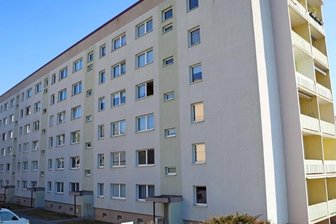 Treppensteigen ade - Sechsgeschosser soll Fahrstuhl erhalten - Der Wohnblock Grüner Weg 14 bis 22 in Crimmitschau soll grundhaft saniert werden. Für alle Eingänge sind Aufzüge geplant.