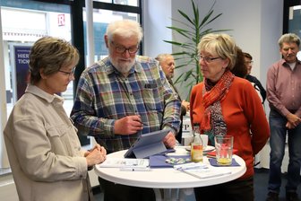 Treue „Freie Presse“-Leser aus Zwickau lernen digitale Ausgabe kennen: „Man kann sich der neuen Technik nicht verweigern.“ - „Freie Presse“-Leser Heinrich und Eva Winter (r.) testen die Digitalausgabe der Zwickauer Zeitung.