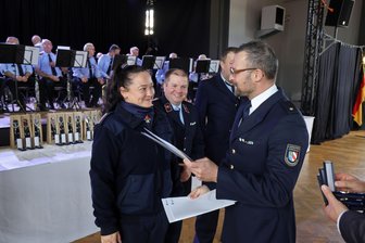 Treue zur Feuerwehr wird belohnt: Verdienstvolle Helfer aus Westsachsen freuen sich über Ehrenkreuz und Urkunde - Nicole Romanowski von der Feuerwehr Langenberg-Meinsdorf erhält die Auszeichnung von Kreisbrandmeister Alexander Löchel.