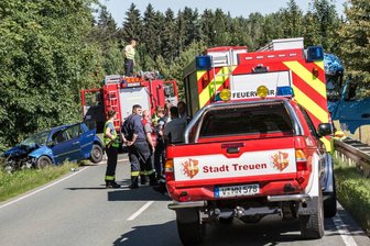 Treuen: Beifahrerin stirbt nach Zusammenstoß mit Sattelschlepper - Bei einem Unfall auf der S 298 ist am Dienstagvormittag eine 67-Jährige getötet worden.