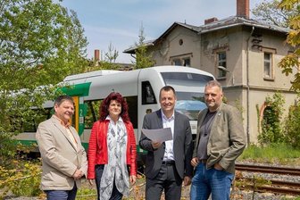 Treuen drängt auf Bahnstation in Eich - Die Bahn rauscht am Bahnhof Eich vorbei - auch beim Ortstermin mit Veit Bursian, Andrea Jedzig, Torsten Herbst und Torsten Forner (v.l.). 