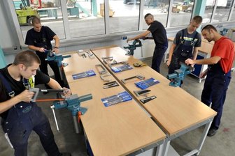 Treuen: Goldbeck schafft bessere Bedingungen für Lehrlinge - Lehrausbilder Torsten Gruber (rechts) zeigt den Auszubildenden Marcel Otto, Kevin Scharm, Lukas Heimann und Mathias Ficker (von links) im neuen Ausbildungszentrum, wie ein Werkstück richtig bearbeitet wird.
