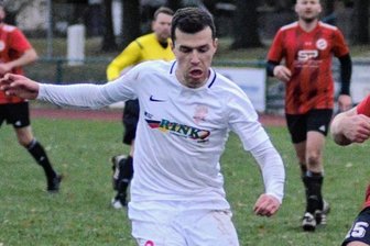 Treuen schafft Revanche spät - Der Treuener Spielertrainer Kenneth Mierendorf (links) erzielte die beiden Treffer für den FSV in der ersten Halbzeit. Justin Eismann (rechts) traf für den VfB Lengenfeld zur zwischenzeitlichen 3:2-Führung der Gäste. Doch ein Eigentor und ein Treffer in der Nachspielzeit brachten den Treuenern den Derbysieg. 