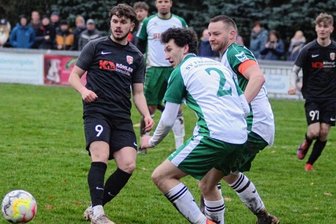 Treuen schenkt dem Nachbarn ein halbes Dutzend ein - Julian Kührt (links) und Luca Aaron Bodenbinder (ganz rechts) erzielten jeweils drei Tore für die Treuener bei deren glattem 6:0-Sieg beim SV Fronberg Schreiersgrün. Arnold Fertich (Nr. 2) und Schreiersgrüns Kapitän Adrian Baumer schirmen hier Kührt ab.