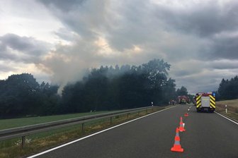 Treuen/Vogtland: Bungalow brennt - Ortsumgehung für Löscheinsatz dicht - Im vogtländischen Treuen brannte am Sonntagabend ein Bungalow.