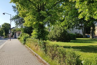Treuen: Wann der Bismarckplatz in das Radwegenetz eingebunden wird - Der Treuener Bismarckplatz mit dem Bushaltestellen-Häuschen im Hintergrund.