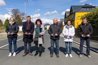 Treuen: Wetzelsgrüner Straße endlich keine Baustelle mehr - Bei der Straßenweihe: Sandra Chemnitz vom Zwav, Ingolf Nöbelvon der Baufirma HTR, Bürgermeisterin Andrea Jedzig, Ingenieur Ralph Pfaff, Barbara Sieble von der Landesdirektion und Elektroplaner Udo Petzold.