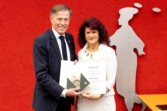 Treuener Bürgermeisterin Andrea Jedzig mit Sächsischer Verfassungsmedaille ausgezeichnet - Landtagspräsident Matthias Rößler überreicht Treuens Bürgermeisterin Andrea Jedzig die Verfassungsmedaille.