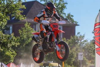 Treuener Ex-Leichtathlet punktet zur Supermoto-IDM auf seiner KTM - Tim Tröbst wird am Wochenende erneut bei der Supermoto-IDM gefordert.