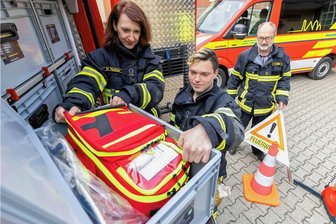 Treuener Feuerwehr an drei Schwerpunkten häufiger im Einsatz - Die Stützpunktfeuerwehr Treuen hat einen neuen Mannschaftstransportwagen und einen Einsatzleitwagen erhalten. Trotz eines kurzfristigen Einsatzes wurden sie - mit etwas Verspätung - anwesenden Gästen und Wehrmitgliedern vorgestellt. Im Foto von links: Nicole Rother, Marcel Hessler, Thomas Glaß.