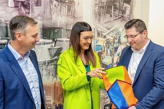 Treuener Firma Vowalon will mit neuem Vogtland-Rucksack punkten - Mareen und Gregor Götz (links) stellten am Mittwoch in Treuen Landrat Thomas Hennig den Prototyp des neuen Wanderrucksacks vor.