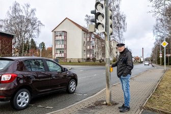 Treuener fragen sich: Was geschieht mit kaputter Fußgängerampel? - Stadtrat Gerhard Jacobi (Freie Wähler) hat die unendliche Geschichte um die Fußgängerampel mal wieder angeschoben. Seit zwei Jahren ist die Anlage außer Betrieb. Der Landkreis baut aber auch das Gestänge derzeit nicht ab.
