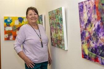 Treuener Künstlerin entführt die Besucher ihrer Ausstellung in eine Welt leuchtender Farben - Anna Maria Schölzel mit ihren Bildern in der Treuener Sparkassen-Filiale.