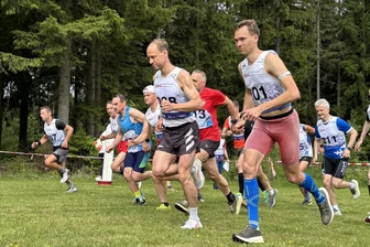 Treuener Läufer krönt Wettkampfcomeback beim Grünbacher Frühjahrscross mit Tagessieg - Pascal Gemkow (rechts) feierte beim Frühjahrscross in Grünbach ein erfolgreiches Wettkampfcomeback.