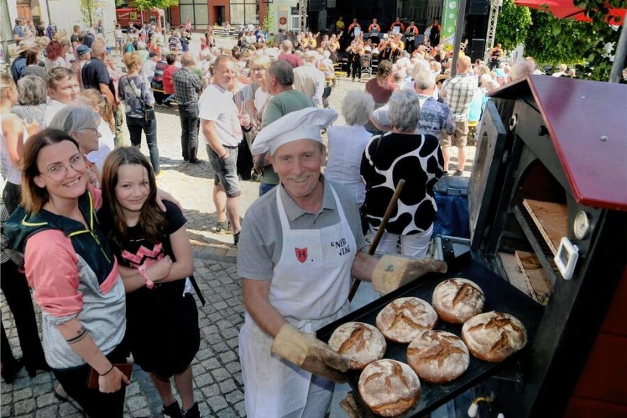 Treuener pflegen beim Hutzentag Brauchtum im großen Stil - Beim Hutzentag bot Bäcker Volker Wunderlich aus Schreiersgrün frisch gebackene Holzofenbrote an.