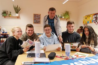 Treuener Schüler lassen nichts anbrennen: Mit Truthahn und Wildschwein die Klassenfahrt finanzieren - Die Spannung steigt. Am Wochenende wollen die Schüler der Klasse 10 b auf dem Weihnachtsmarkt Speisen und Getränke verkaufen. Mit ihrem Klassenlehrer André Mönnig haben sie alles gut vorbereitet.